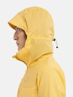 Arc’teryx Squamish Hoody W Sunstone 7 Arc’teryx Squamish Hoody W Sunstone -Negozio online UOMO Italia Arcteryx Squamish Hoodie W Sunstone detail 670x882 1