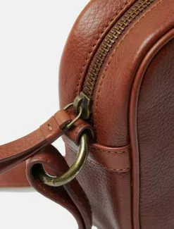 Barbour Clyde Leather Bag Brown -Negozio online UOMO Italia Barbour Clyde Leather Bag Brown detail 670x882 1