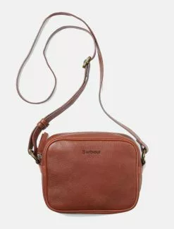 Barbour Clyde Leather Bag Brown -Negozio online UOMO Italia Barbour Clyde Leather Bag Brown front 670x882 1