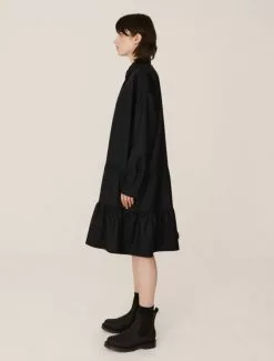 YMC Luna Long Sleeve Dress Navy -Negozio online UOMO Italia YMC Luna Long Sleeve Dress Navy model side 670x882 1